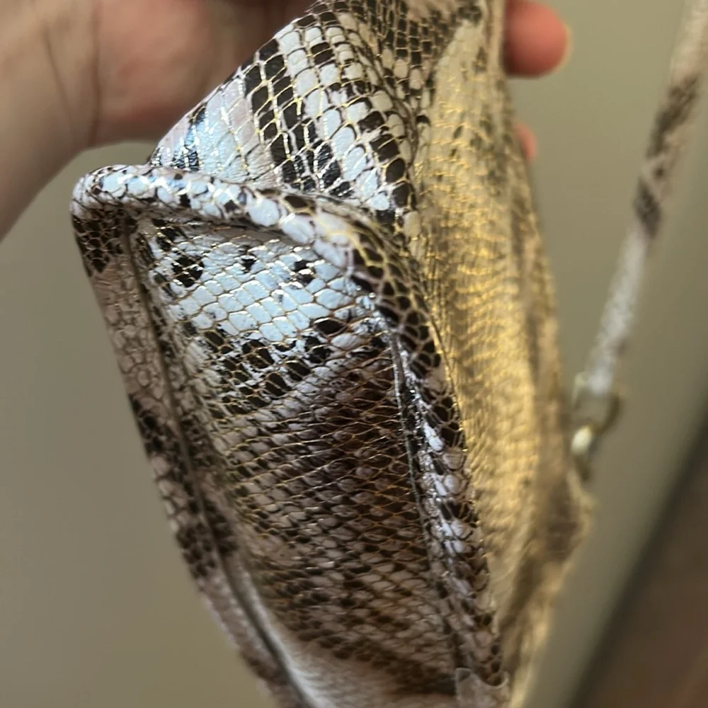 HOBO Metallic Snake Print crossbody/shoulder/wristlet NWT plus Dust bag!! - Picture 6 of 16